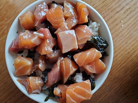 サーモンとマグロの漬け丼